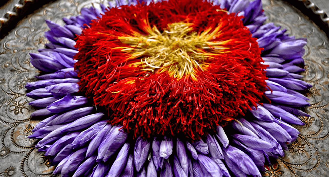 saffron bunches on a round tray
